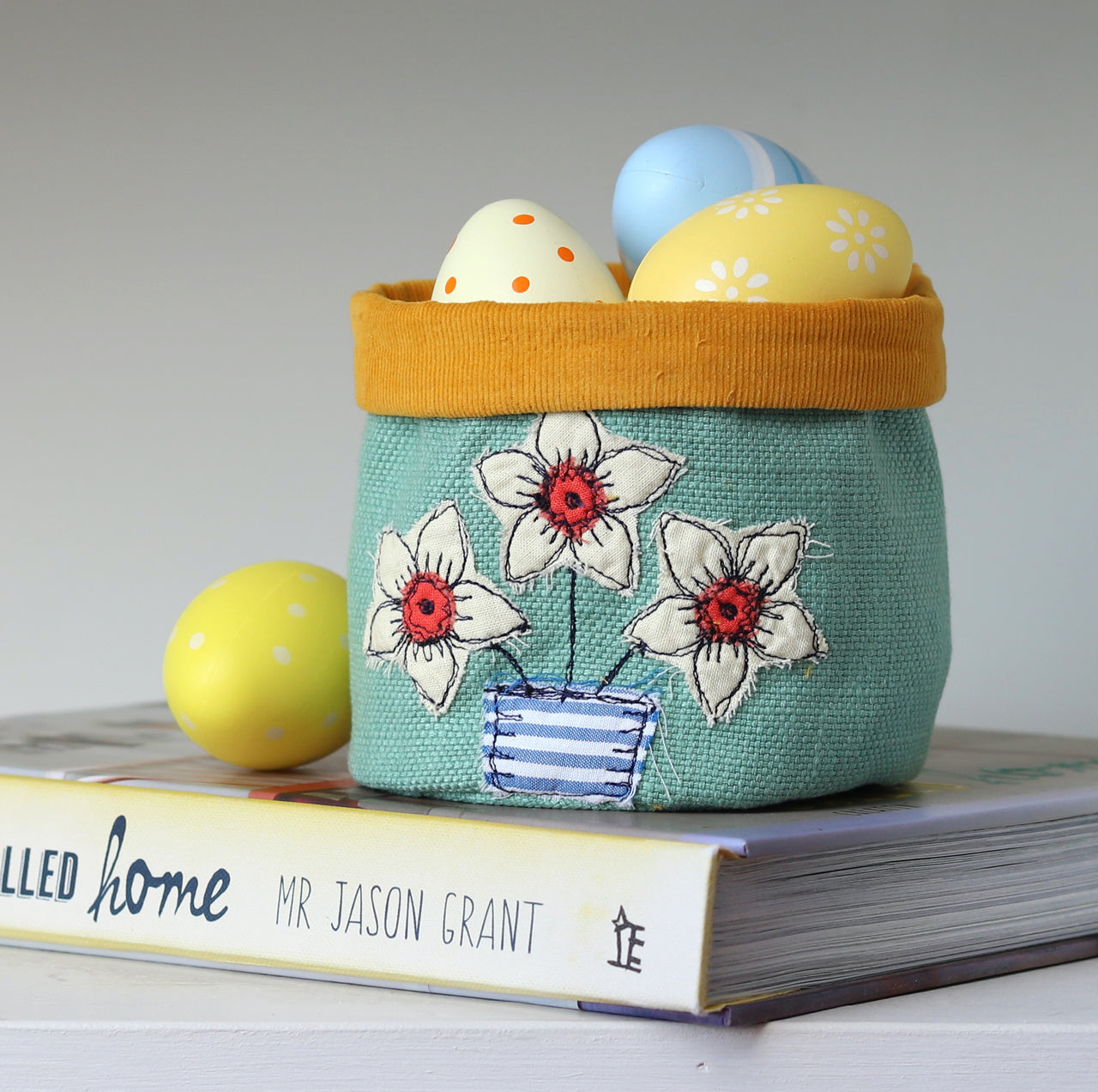spring daffodils - mini art pot