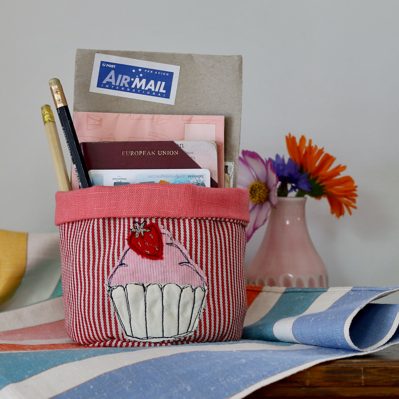 cupcake mini art pot