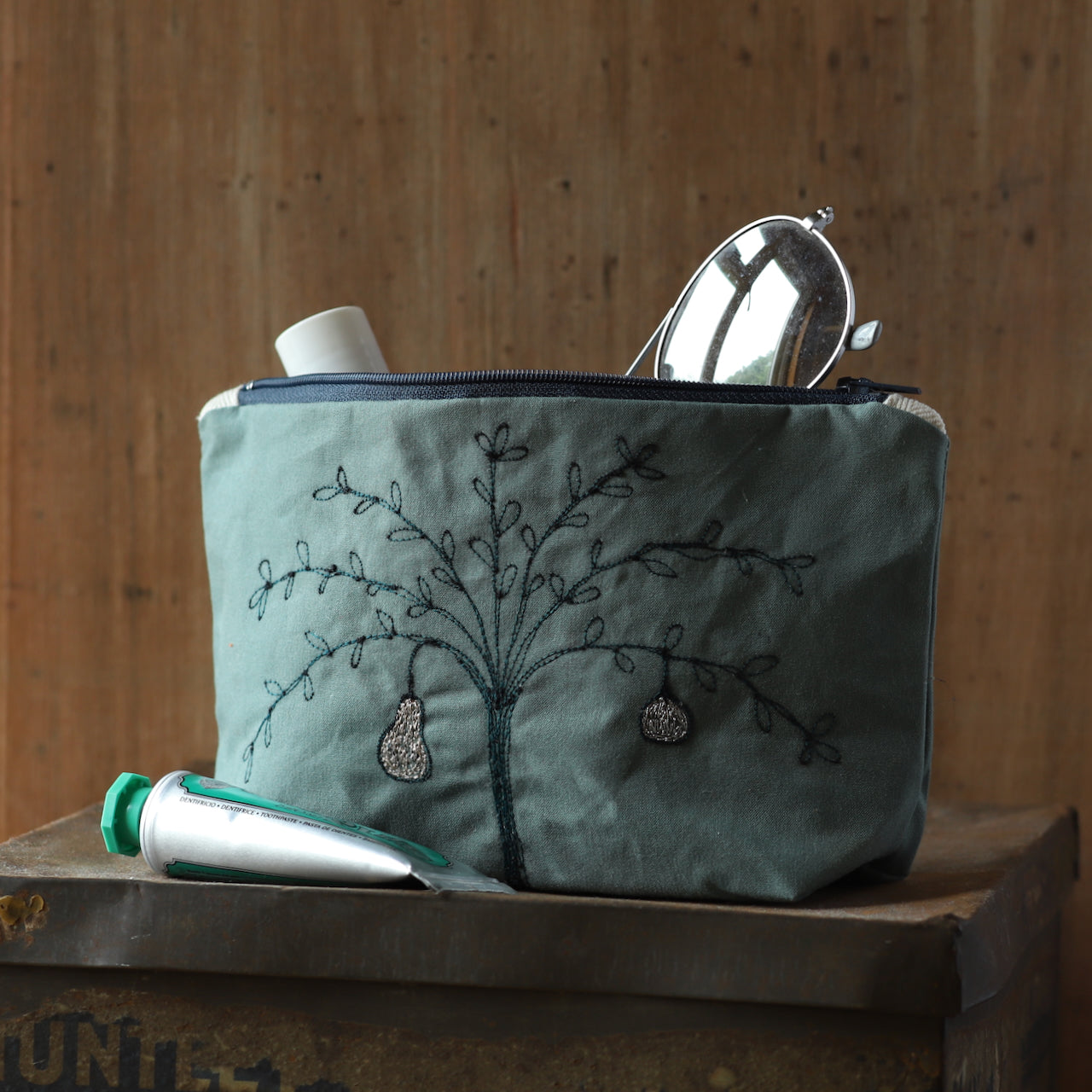 Little nut tree make-up bag - freehand embroidery project