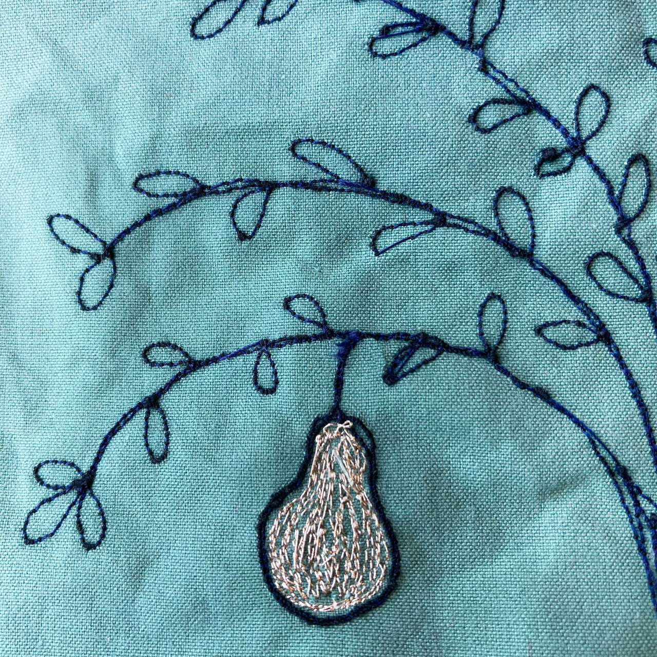 Little nut tree make-up bag - freehand embroidery project