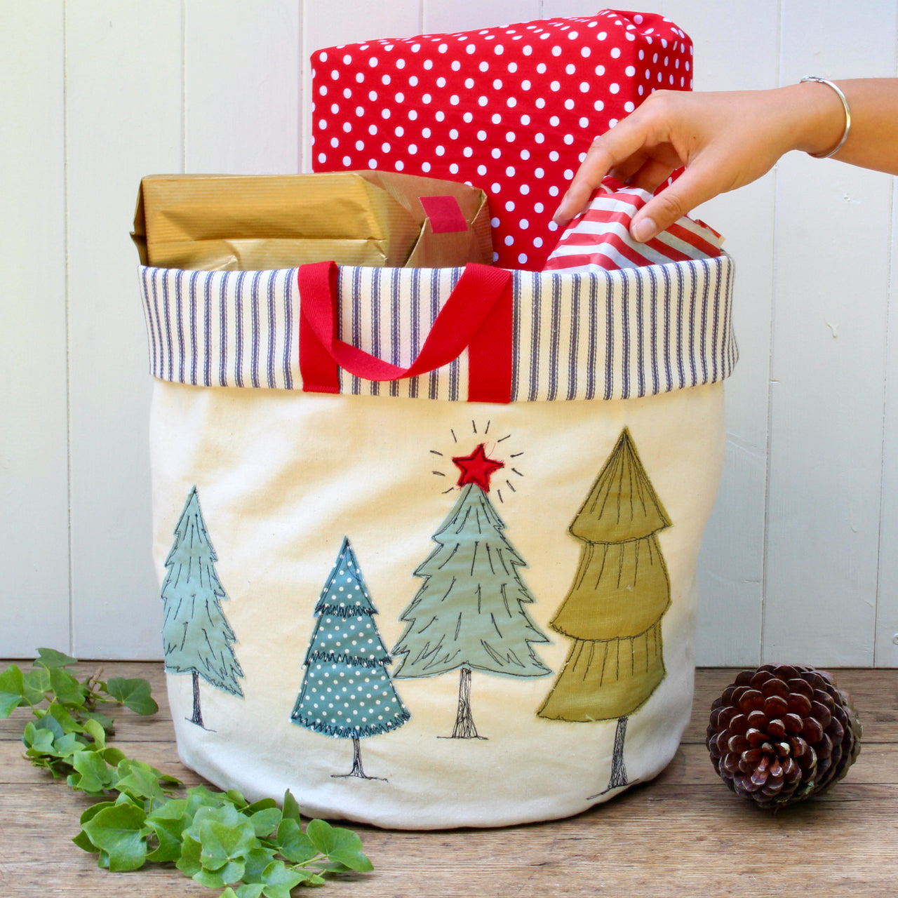 Christmas Embroidery Club 2022 - subscription closed